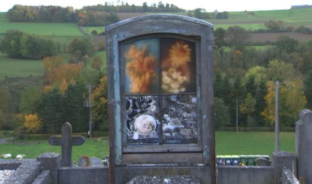 "A la vie, à la mort" : intégration d'oeuvres d'art au cimetière de Grand-Marchin