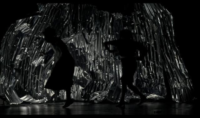 "Elenit" : un spectacle hellénique qui mélange danse, cirque et illusions d'optique