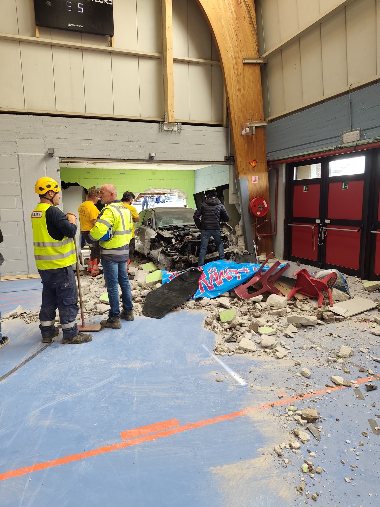Flémalle : une voiture traverse à nouveau le mur du hall omnisports !