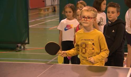 130 enfants invités à la table de ping-pong