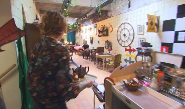 Des enchères dans un salon de thé pour survivre aux travaux