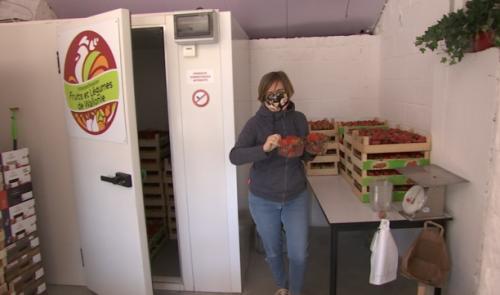 A l'arrêt complet Manon Lepomme vend des fraises