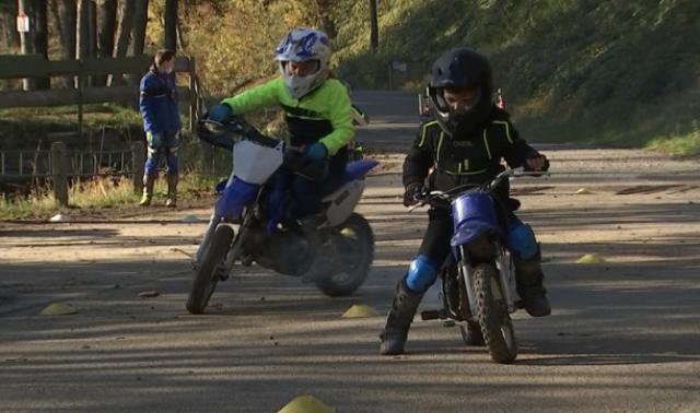 Les débuts de très jeunes motards en stage avec Richard Hubin