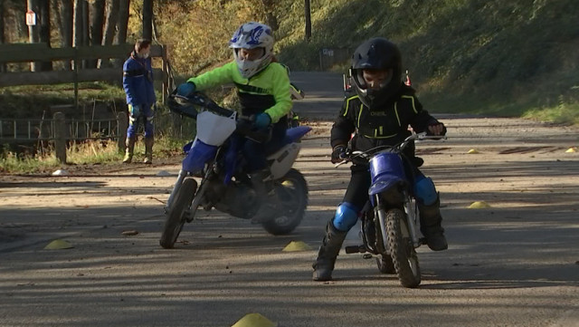 Les débuts de très jeunes motards en stage avec Richard Hubin