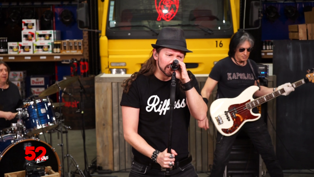 52 on stage: Riffless