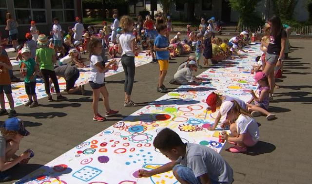 350 enfants pour une fresque !