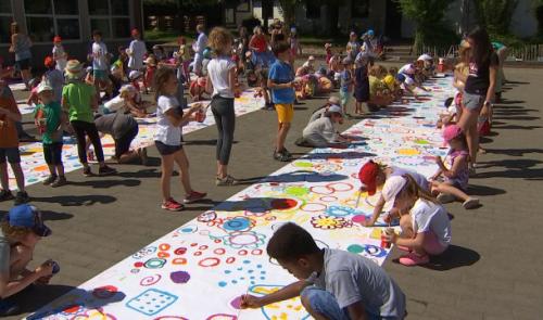 350 enfants pour une fresque !