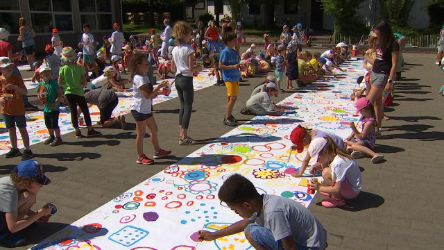 350 enfants pour une fresque !