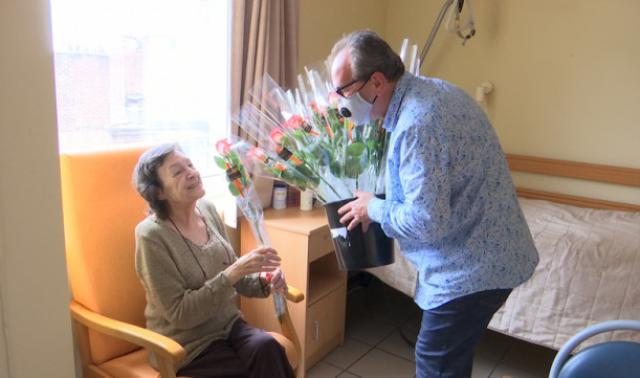 À la résidence “Comme chez soi”, le personnel offre des roses aux mamans
