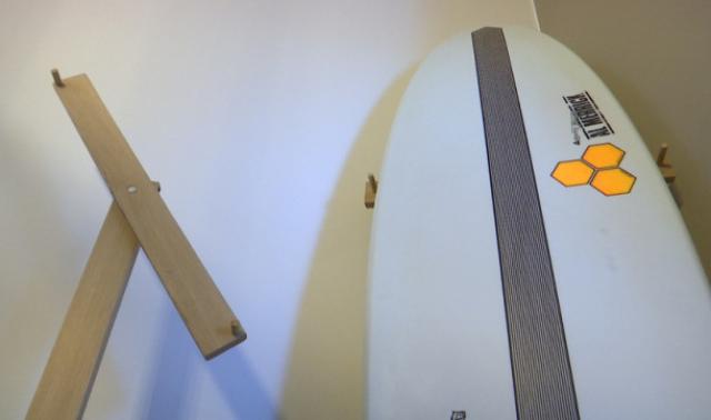 Des supports pour ranger des planches de surf fabriqués à Remicourt