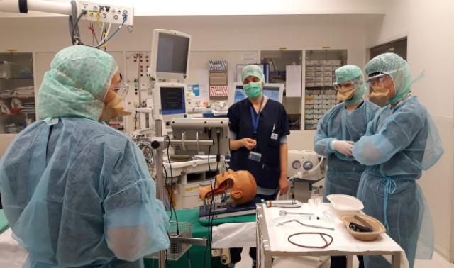 CHU-Covid-19 : infirmiers et anesthésistes apprennent à s'équiper