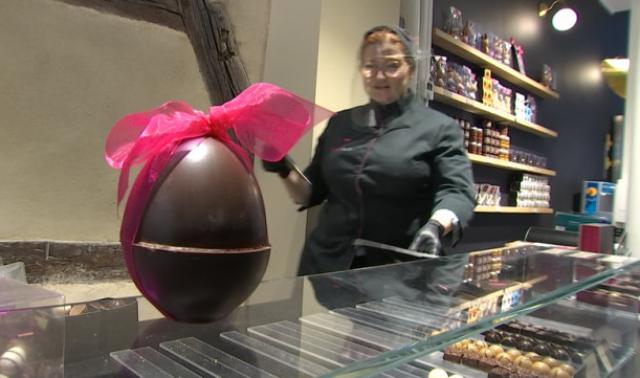 Derniers jours de travail pour les chocolatiers avant Pâques