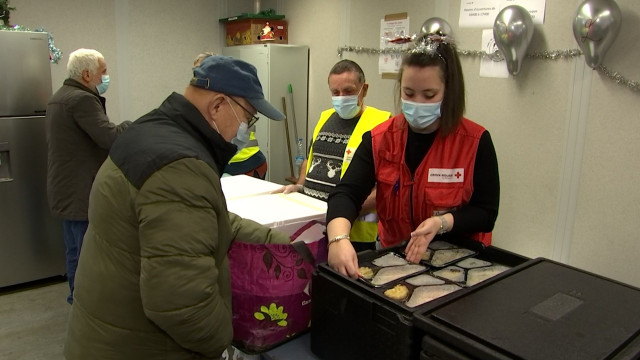 Distribution de repas festifs pour les sinistrés