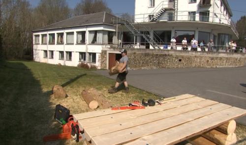 Ferrières : Olivier fait du mobilier en bois devant les résidents du home