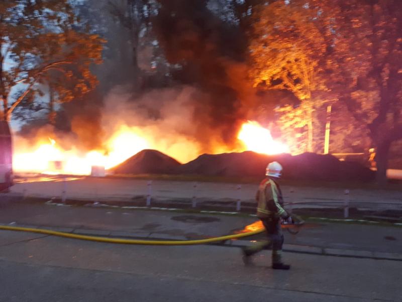 Waremme : des rouleaux de gazon synthétique en feu