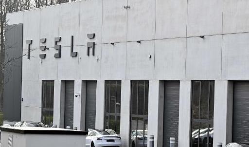 Des tags nazis et des croix gammées dessinées devant le site wallon de Tesla à Awans