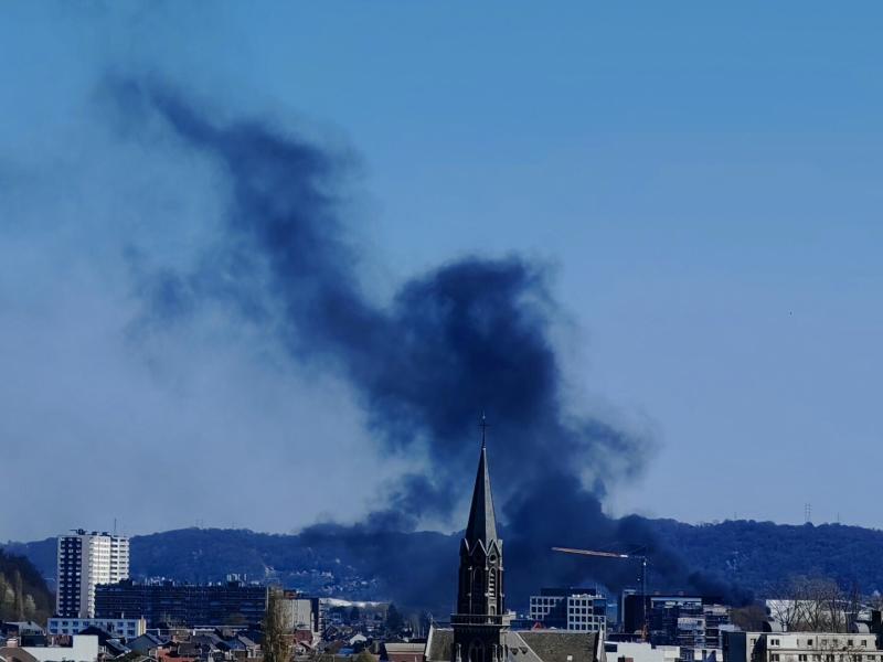 Une péniche en feu sur la Meuse à Liège