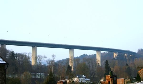 Une mère saute avec son bébé du viaduc de Remouchamps