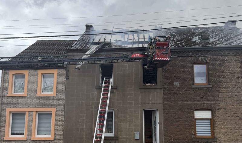 Important incendie à Gîves : deux maisons détruites, une famille nombreuse relogée d’urgence
