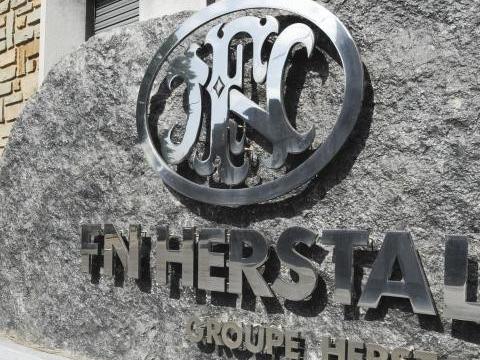 FN Herstal : les travailleurs se croisent les bras
