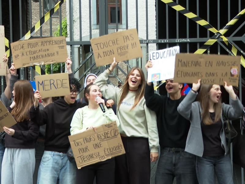 Des élèves rejoignent la grève du corps enseignant : "L'enseignement n'est pas à vendre"