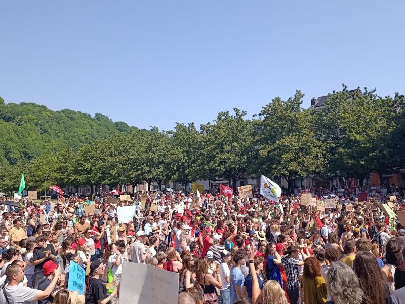 Enseignement: le mouvement de grève s'étend, 3 à 4000 personnes rassemblées ce matin à Liège