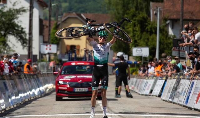 Zapping sports: Uitdebroeks plâne avec son vélo 