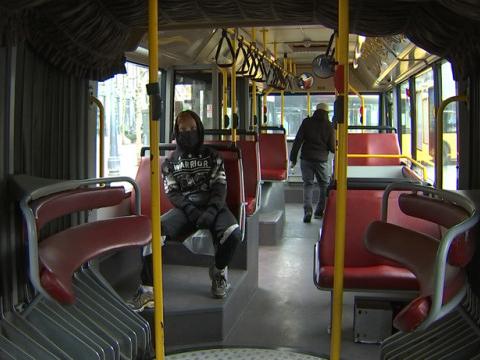 Un couple agressif arrêté dans un bus 