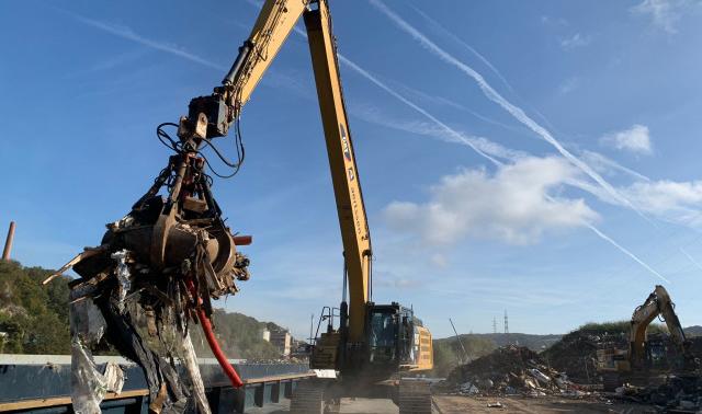 Début de l'évacuation des déchets entreposés en bord de Meuse à Engis