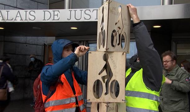 Des suspensions du prononcé accordées à trois militants cyclistes auteurs de graffitis