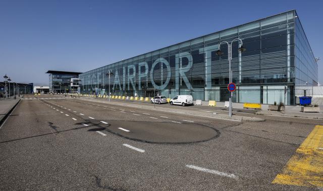 La police aéroportuaire mène des contrôles frontaliers pointilleux dans les aéroports
