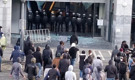 Emeutes de Liège: un prévenu voulait sensibiliser les policiers en leur jetant des pavés