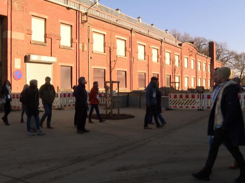 Une façade, des meubles et des champignons. Mutation circulaire de l'ex-site des ACEC à Herstal