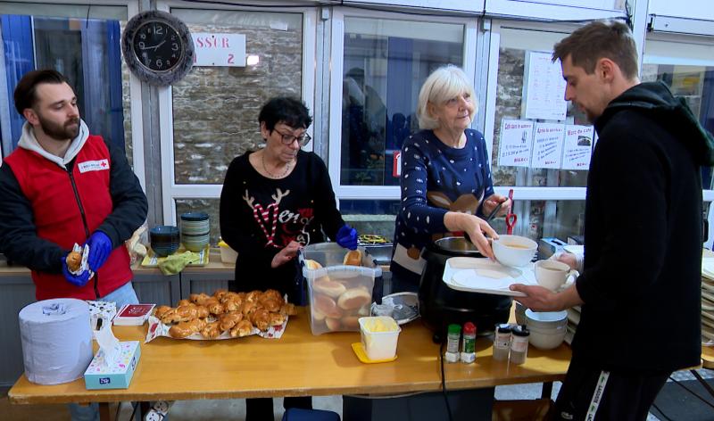Un repas de fête offert par les bénévoles de la Croix-Rouge de Liège
