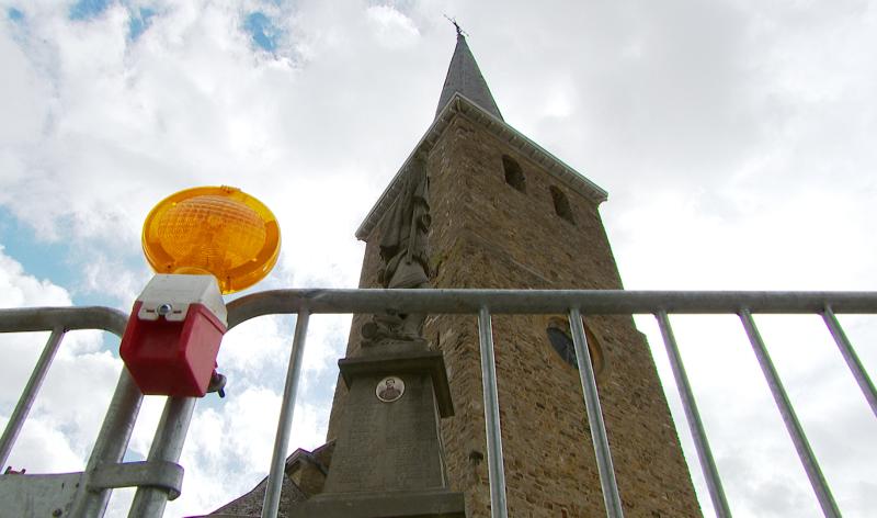 Chutes d'ardoises à l'église de Verlaine