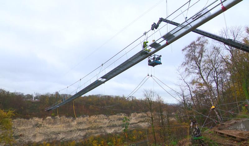 La passerelle Vialta est en plein montage au-dessus du Canal Albert
