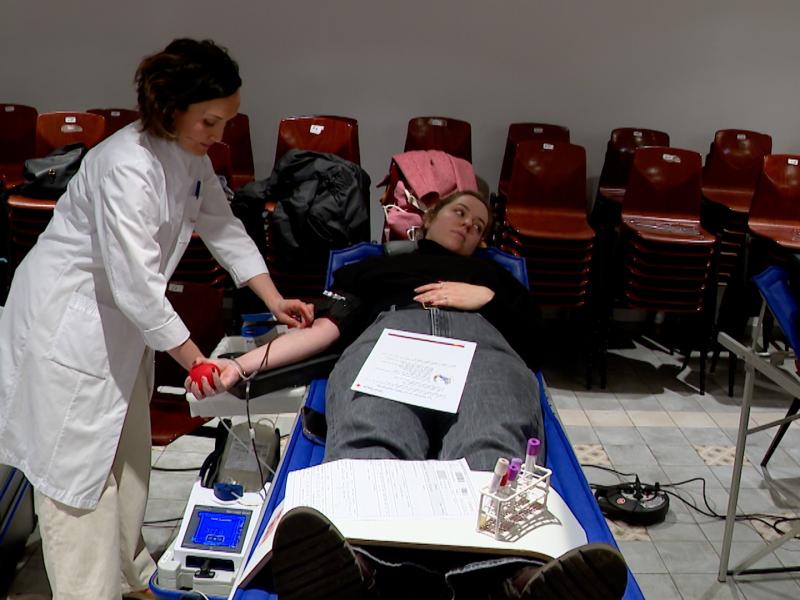 Des profs liégeois contestent en donnant leur sang