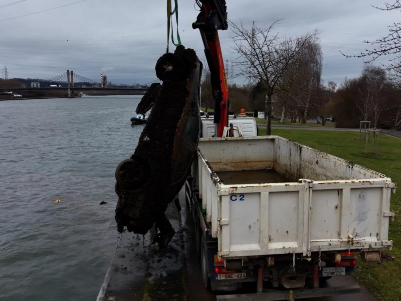 Plusieurs épaves de véhicules repêchées dans le Canal Albert