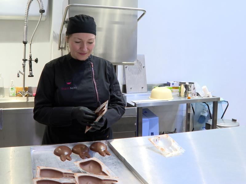 Immersion dans un atelier d'artisan chocolatier à l'approche de Pâques