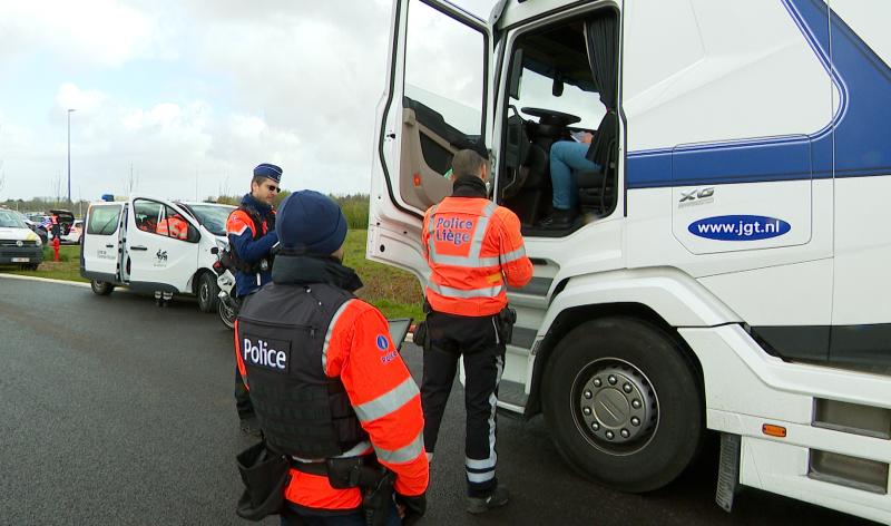 Vaste contrôle routier, orienté poids lourds et camionnettes