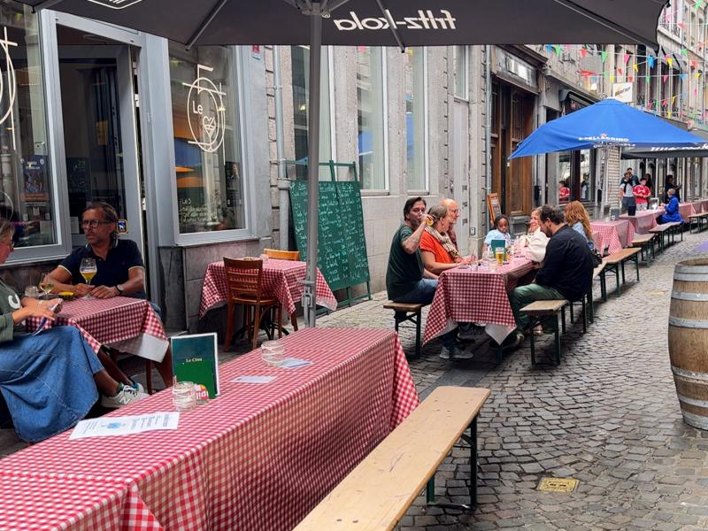 La rue Souverain-Pont à Liège en mode farniente