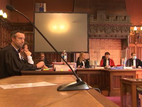  23 coups de couteau devant les Assises de Liège 