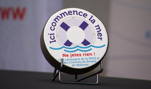 "Ici commence la mer. Ne jetez rien! "