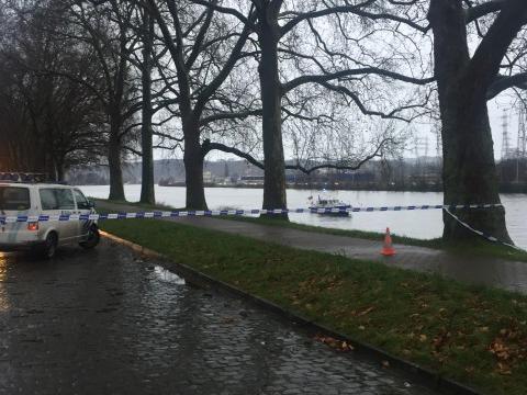 Une voiture tombe dans l'eau quai de Wallonie : la voiture repêchée, une personne toujours disparue