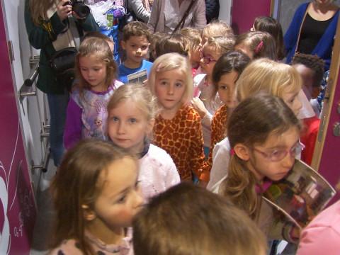 De jeunes enfants en visite à l'hôpital, en pyjama !
