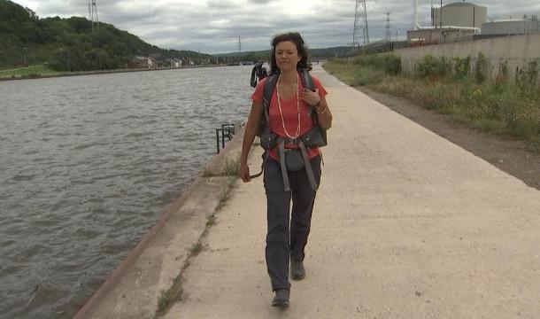 Elle marche pour des rivières potables: escale à Huy