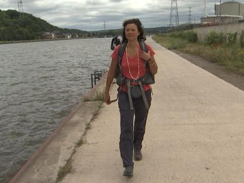Elle marche pour des rivières potables: escale à Huy