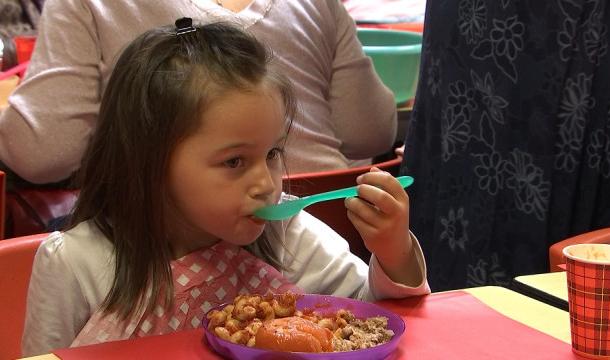 Projet-pilote: repas chauds et gratuits pour les petits