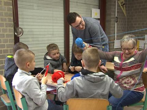 Des Mamies Tricot à l'école communale de Hermalle-sous-Huy