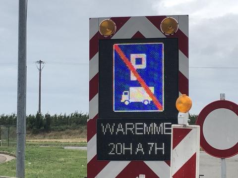 Le parking de l'aire de Waremme fermée aux poids lourds